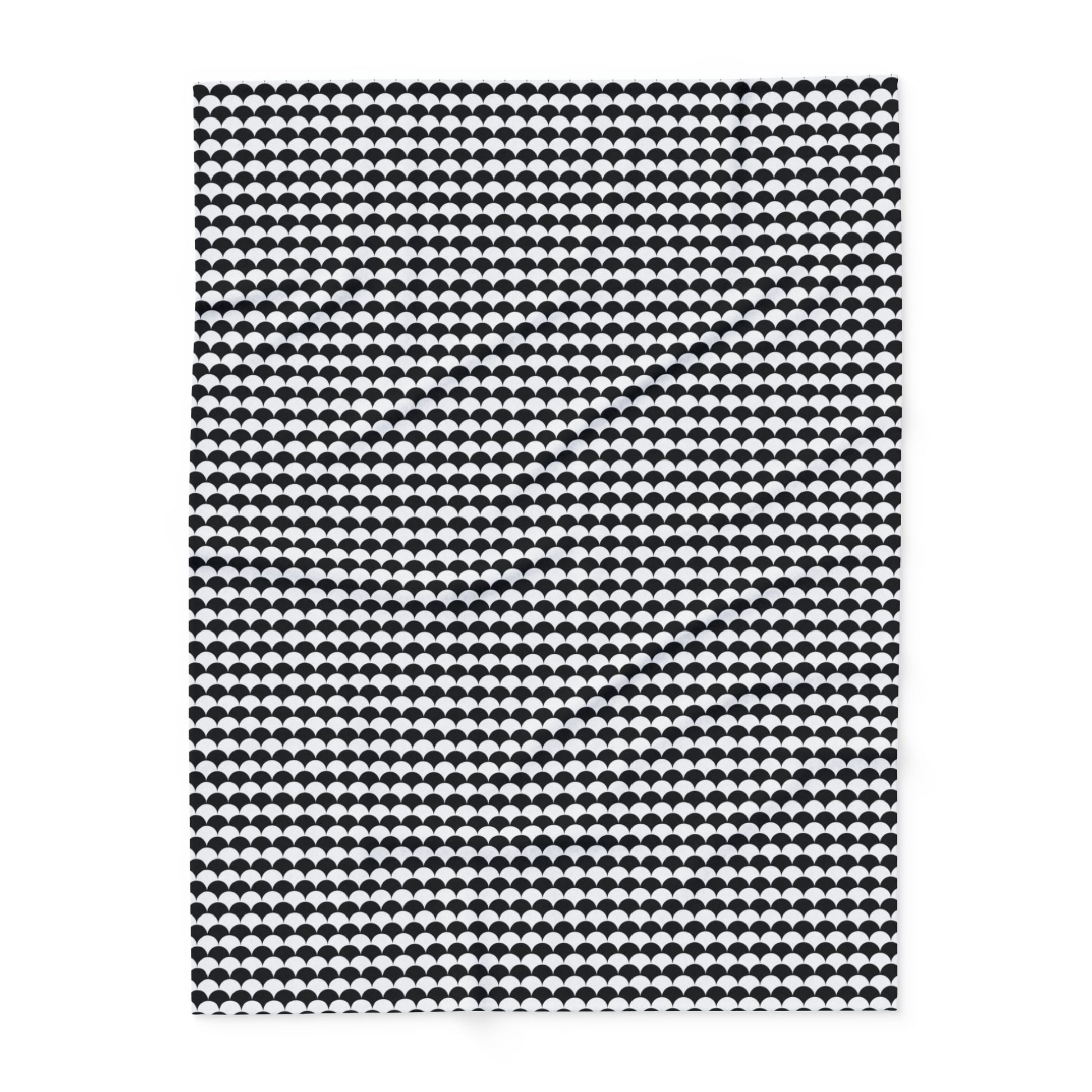 Black and white scallop outdoor fleece blanket — 315 gsm polyester fleece, soft on both sides