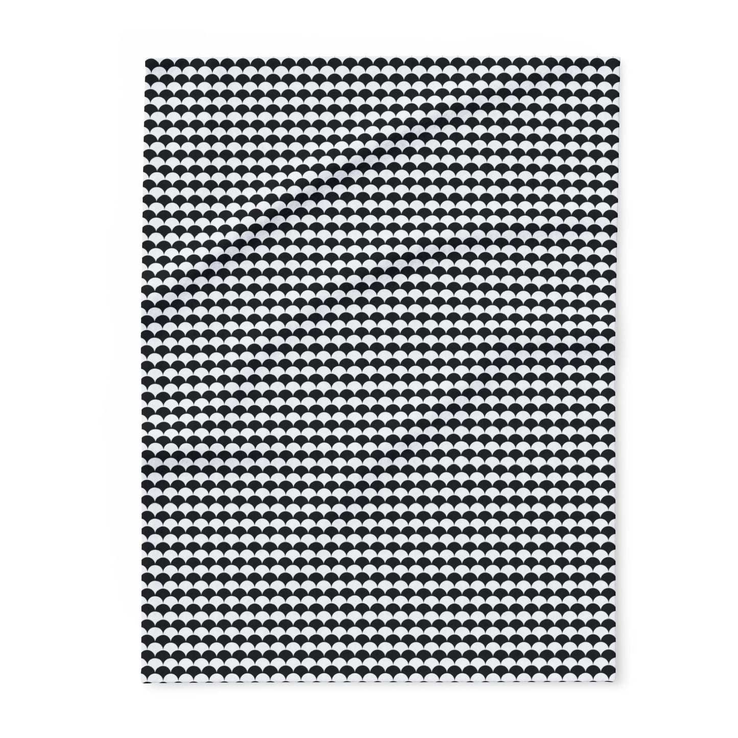 Black and white scallop outdoor fleece blanket — 315 gsm polyester fleece, soft on both sides