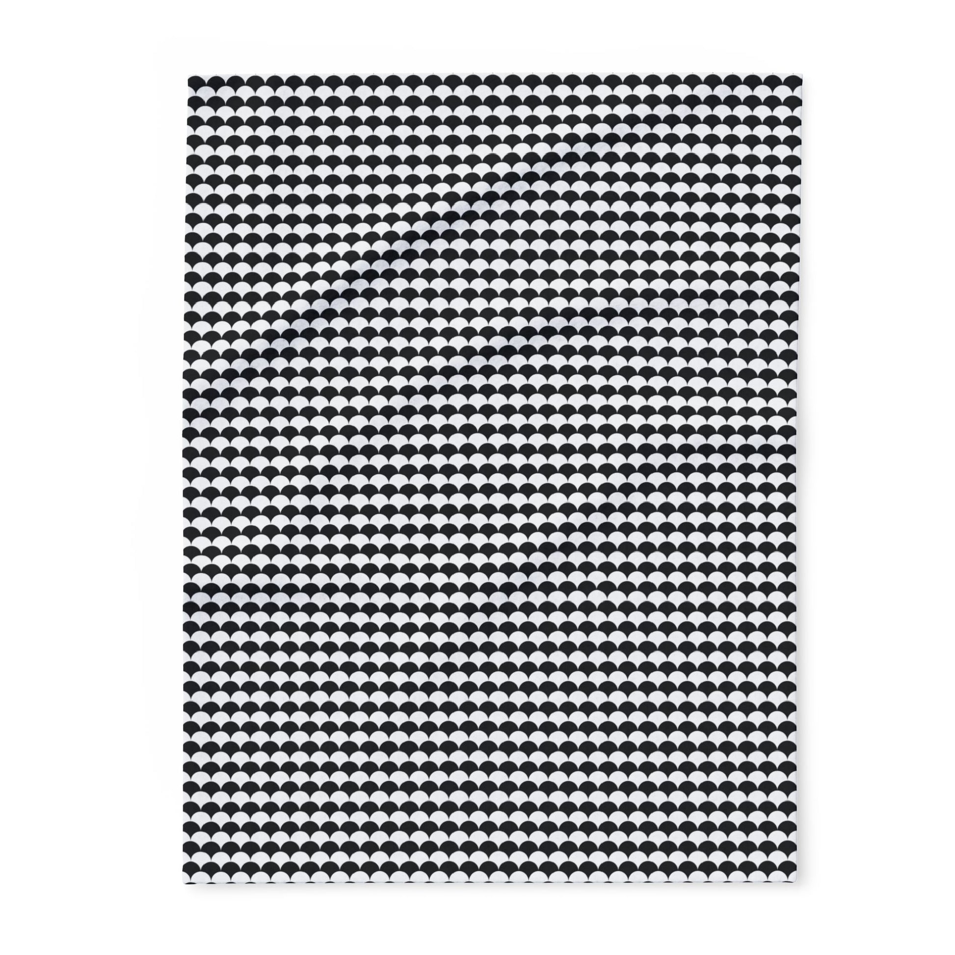 Black and white scallop outdoor fleece blanket — 315 gsm polyester fleece, soft on both sides