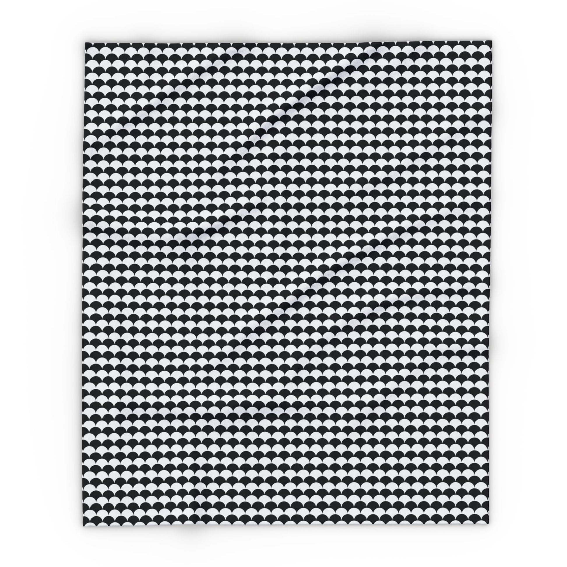 Black and white scallop outdoor fleece blanket — 315 gsm polyester fleece, soft on both sides