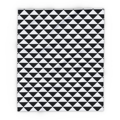 Black and white quilt triangle outdoor fleece blanket — 315 gsm polyester fleece, soft on both sides