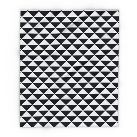 Black and white quilt triangle outdoor fleece blanket — 315 gsm polyester fleece, soft on both sides