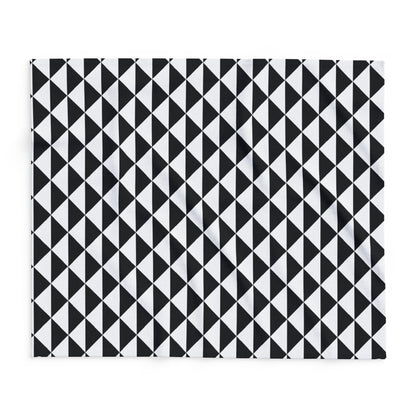 Black and white quilt triangle outdoor fleece blanket — 315 gsm polyester fleece, soft on both sides