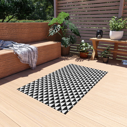 Black and white quilt triangle outdoor rug — soft polyester chenille with a non-slip backing
