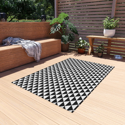 Black and white quilt triangle outdoor rug — soft polyester chenille with a non-slip backing