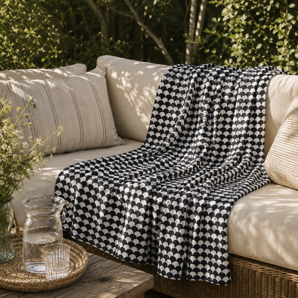 Black and white scallop outdoor fleece blanket — 315 gsm polyester fleece, soft on both sides